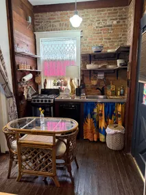 Downtown Guesthouse- Romantic Getaway - Image 4
