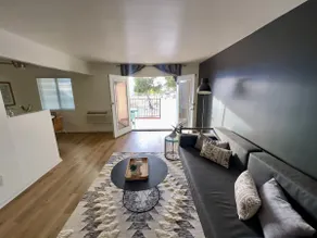 Spotless & Trendy King Suite With View - Image 4