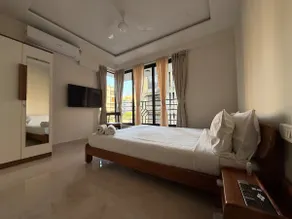 Plush Bandra West - Luxury 2BHK Apartment & Study - Image 2