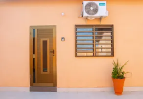 Ideal cocoon close to the sea and the airport - Image 2