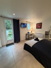 Modern and secure studio with garden - Image 5
