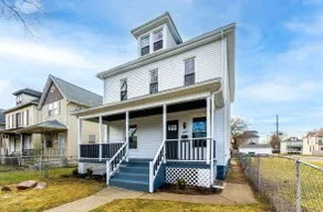 Spacious Modern 4BR Home 3 Story w Garage - Image 2