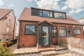 Sleeps 6 | 4 Beds | FREE Parking | Near Manchester - Image 2