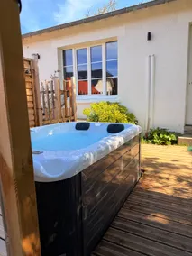Apartment with Jacuzzi – Shared Pool Access - Image 3