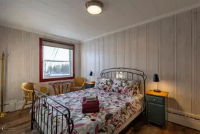 Cozy, stunning views of the river - Image 3