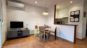 Apartment for 3, 5 minutes from the beach, with a swimming pool, Wi-Fi, and A/C - Image 4