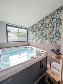 L'Enclos, view and Jacuzzi - Image 3