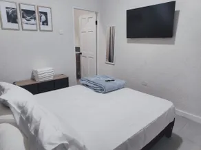 Great location, Mins from Beach - Image 4