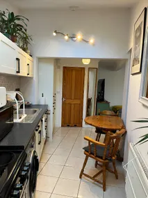 Beautiful central city flat with free parking - Image 5