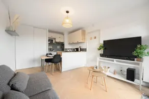 Nice 2-bedroom with terrace and parking - Image 2