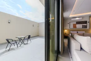 Spacious Luxury Studio | Free Gym + Near Metro - Image 3