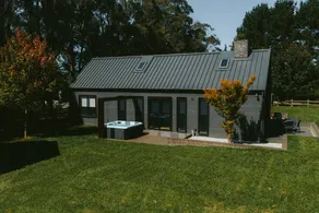 The Mist, Luxury Farm w Fireplace & Hot tub - Image 3