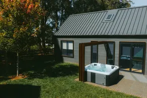The Mist, Luxury Farm w Fireplace & Hot tub - Image 4