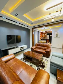 Stylish Home with Airport View - Image 5
