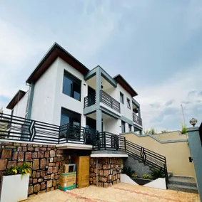 Stylish Home with Airport View - Image 4