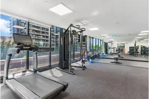 Stylish South Yarra Stay - Pool & Wellness Perks - Image 5
