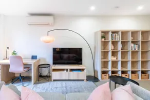 Stylish South Yarra Stay - Pool & Wellness Perks - Image 4