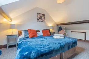 Converted Church - Sleeps 8 with Parking & WiFi - Image 2