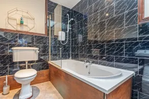 Converted Church - Sleeps 8 with Parking & WiFi - Image 4