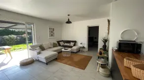 House, 8 people. - Image 5