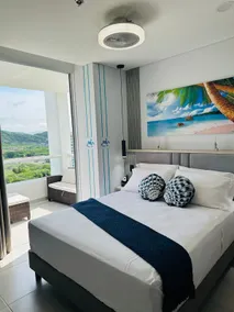 Suite on the 14th floor with ocean and mountain views and a private Jacuzzi - Image 2