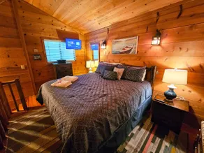 Cozy Dog-Friendly Studio Cabin with Hot Tub, Jetted Tub, Fireplace & WiFi - Image 4