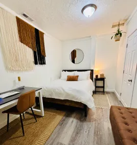 Contemporary Downtown Loft-No Pets - Image 4