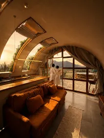 Cocoon overlooking the mountains - Image 3
