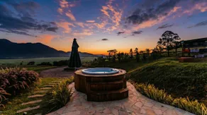 Cocoon overlooking the mountains - Image 4