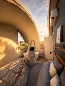Cocoon overlooking the mountains - Image 4