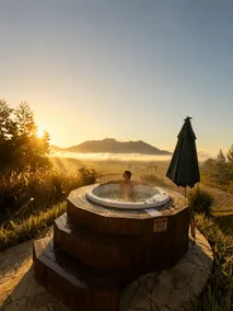 Cocoon overlooking the mountains - Image 5