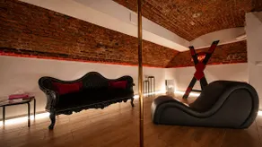 Black Suite – Jacuzzi & Secret Cellar - Image 4