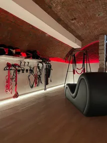 Black Suite – Jacuzzi & Secret Cellar - Image 3