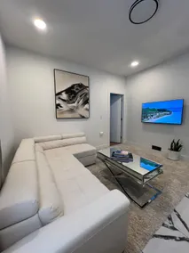 Luxurious 1-Bedroom Suite - Image 2