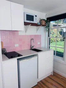 Kuranulla ‘Place of pink seashells’ cottage - Image 3