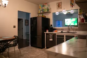 Cozy 3BR Near Ruoff - Image 5