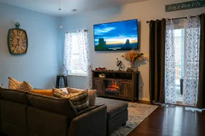 Cozy 3BR Near Ruoff - Image 2