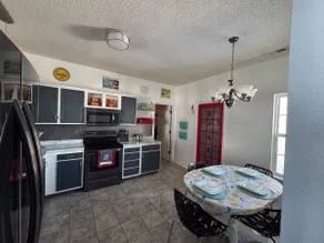 Cozy 3BR Near Ruoff - Image 4