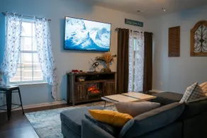 Cozy 3BR Near Ruoff - Image 3