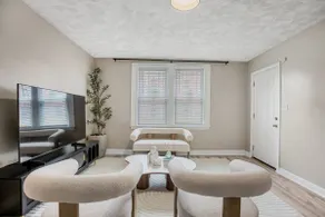 Retro Chic Retreat: Cozy DC Unit - Image 4