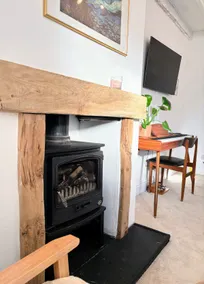 Stylish Cottage • Freestanding Tub • Sleeps 5 - Image 2