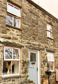 Stylish Cottage • Freestanding Tub • Sleeps 5 - Image 3