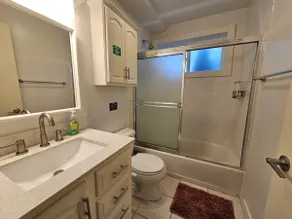 Peaceful Airport Guest Suite - Image 4