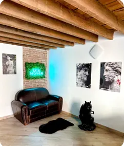 MIK House/Netflix/near train station - Image 3