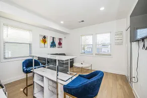 Sunny, Centrally Located, w/ Parking & Alexa - Image 4
