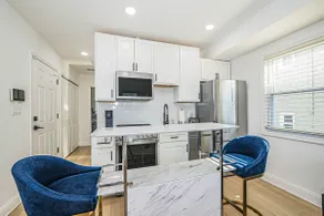 Sunny, Centrally Located, w/ Parking & Alexa - Image 2