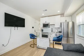 Sunny, Centrally Located, w/ Parking & Alexa - Image 3