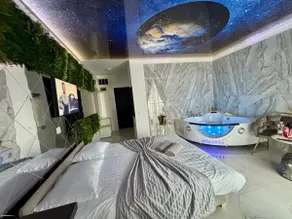 Rubi room by 50 shades - Image 4