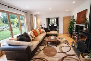 Winchester Spacious 4-Bed Home | Parking + Garden - Image 4