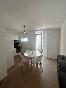 Beautiful duplex, easy parking. - Image 3